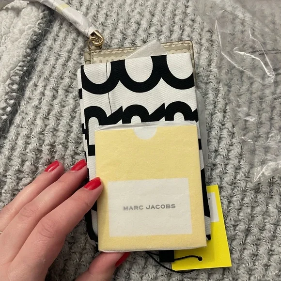 BRAND NEW MARC JACOBS MONOGRAM LEATHER WRISTLET. - Picture 7 of 9